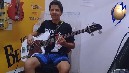 Aluno aprendendo tríades maiores em duas oitavas em todos os tons