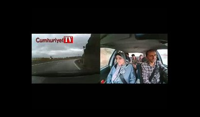 Savrulan arabada istifini bozmayan aile sosyal medyada gündem oldu