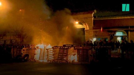 Feu et barricades: les images du blocage de la prison de Fresnes qui détient Jawad Bendaoud