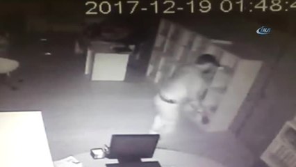 Balyozlu Hırsız Kapıyı Açamayınca Tekmeledi...o Anlar Kamerada