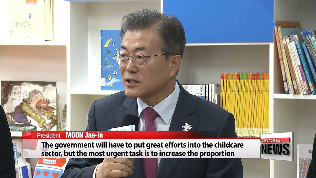 Pres. Moon makes special visit to public daycare, pledges to expand government support for child-rearing