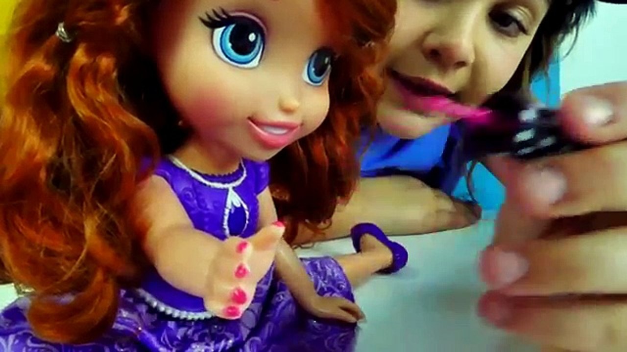Sema ve Prenses #Sofia ile kız çocuk videosu. Bakım yapma oyunu, oje sürüyoruz!