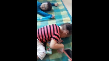 Elle fait une farce traumatisante à ses petites filles déjà accros à son smartphone