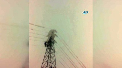 Enerji timleri 25 metre yükseklikte enerji hattında buzları böyle kırıyor