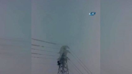 Enerji Timleri 25 Metre Yükseklikte Enerji Hattında Buzları Böyle Kırıyor