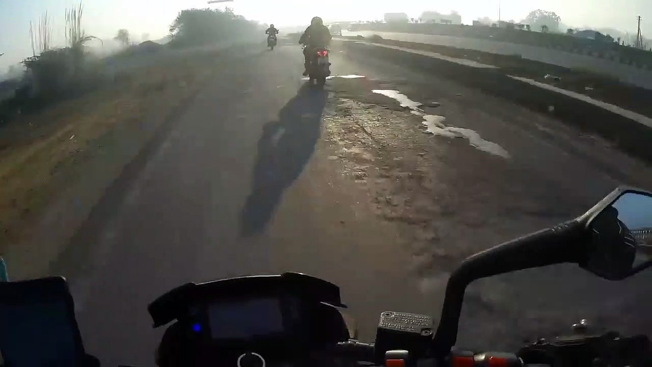 Un motard se prend une grosse gamelle à cause d'un dos d'âne !