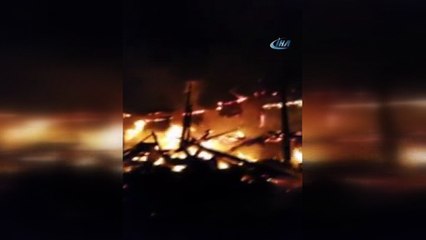 Evi yanan yaşlı adamı komşuları kurtardı...Ev alev alev böyle yandı