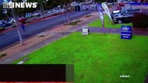 Australie : Alors qu'il aurait pu l'éviter, un conducteur renverse un piéton (vidéo)