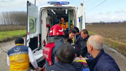 Yolcu midibüsü su kanalına devrildi: 4 yaralı - SAKARYA