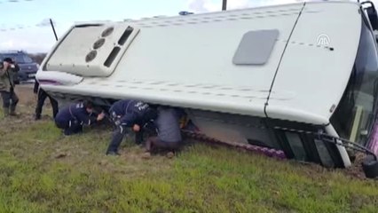 Yolcu Midibüsü Su Kanalına Devrildi: 4 Yaralı