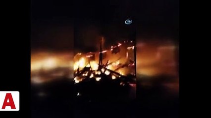 Evi yanan yaşlı adamı komşuları kurtardı...Ev alev alev böyle yandı