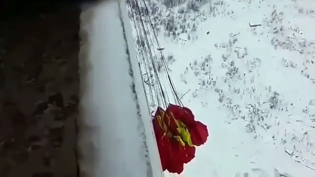 Un homme complètement fou tente un saut en parachute du balcon de son immeuble !
