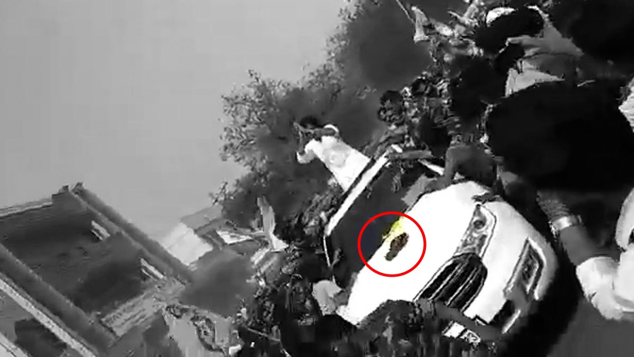 Pawan Kalyan Khammam tour : పవన్ కళ్యాణ్‌ పైకి చెప్పు, గందరగోళం : వీడియో