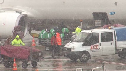 Atatürk Havalimanı'nda ilginç kar manzarası