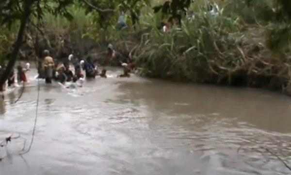 Tak Ada Jembatan, Siswa Seberangi Sungai Demi ke Sekolah
