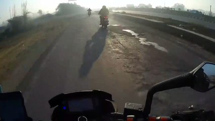 Un motard négocie très mal le passage d’un dos d’âne