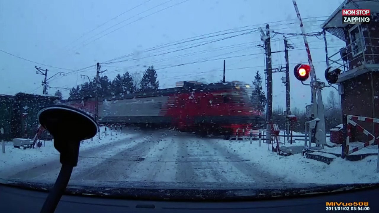 Russie : Un conducteur filme un passage à niveau défectueux et très dangereux (vidéo)