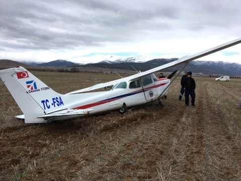 Uçuş Sırasında Arızalanan Eğitim Uçağı Karayoluna İndi