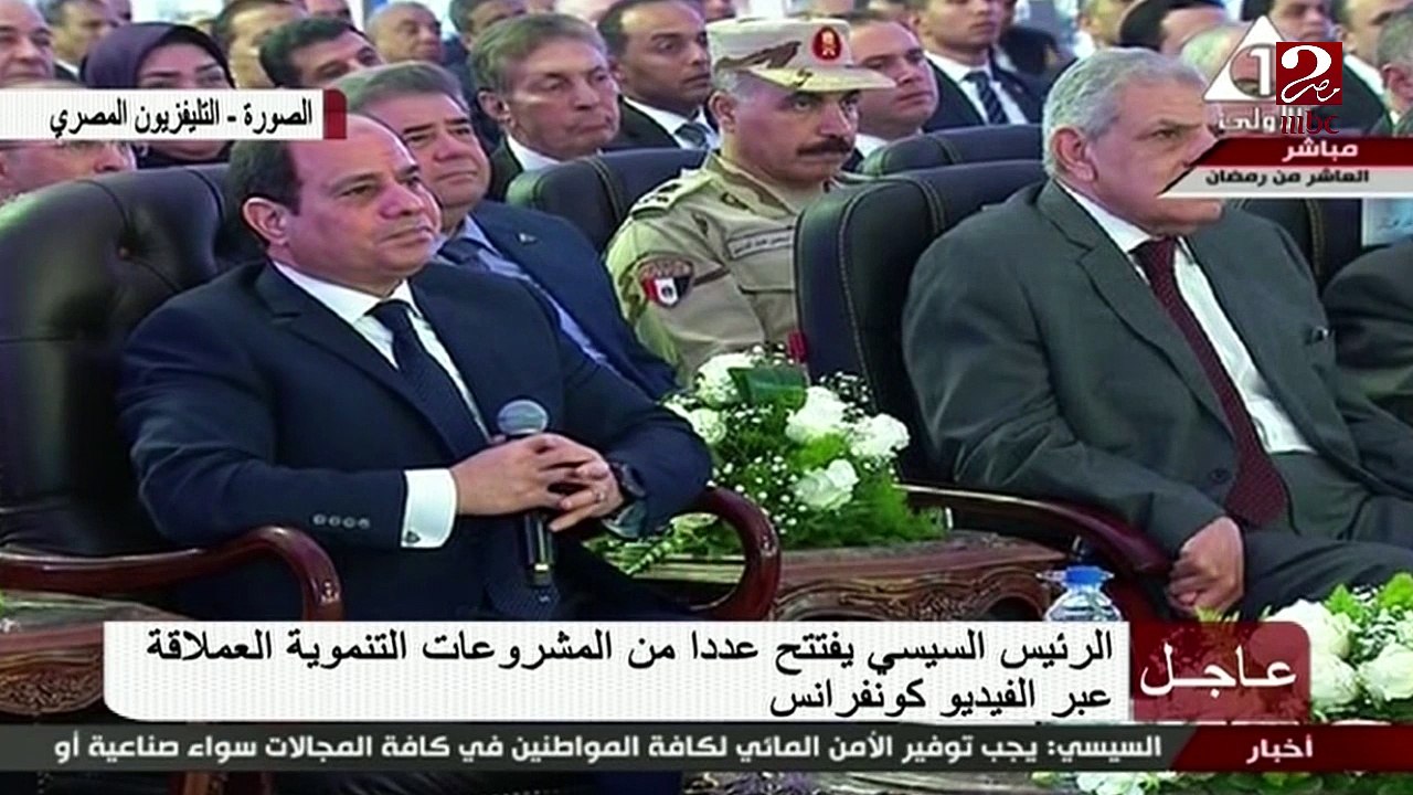 الرئيس السيسي يمازح جندي اثناء افتتاح مشرع دار...