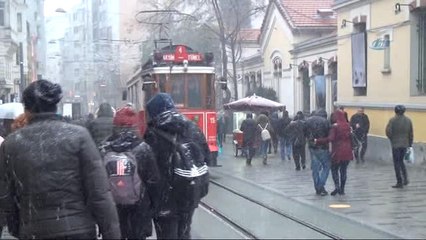 Tải video: Taksim'de Bir Yanda Kar Diğer Yanda Güneş