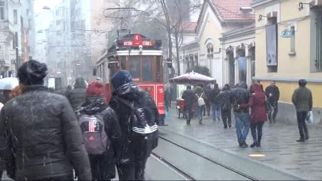 Taksim'de Bir Yanda Kar Diğer Yanda Güneş