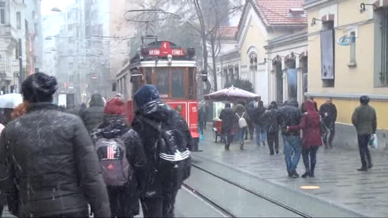 Taksim'de Bir Yanda Kar Diğer Yanda Güneş