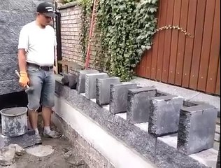 La technique de pose de briques de cet ouvrier est à couper le souffle