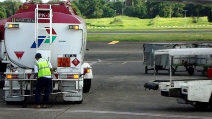 VIRAL - The Way An Airplane Fills The Fuel