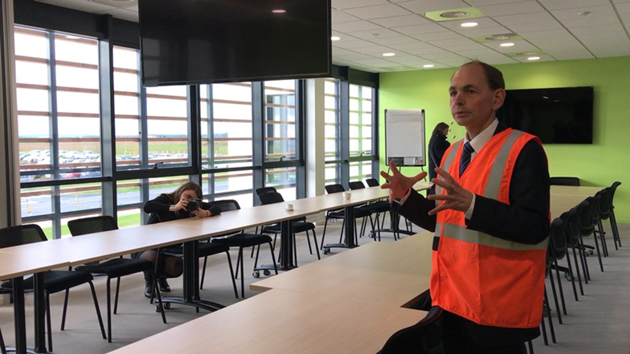 François Lemoine, responsable du site, fait visiter les nouveaux locaux d'Enedis