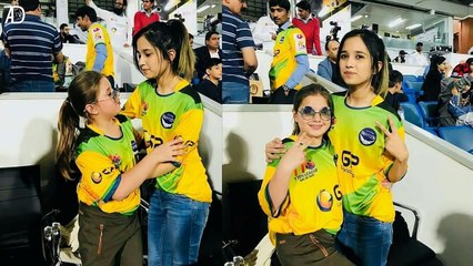 Скачать видео: Shahid Afridi Wife _ Zareen Khan With Shahid Afridi's Daughters _ T10 League