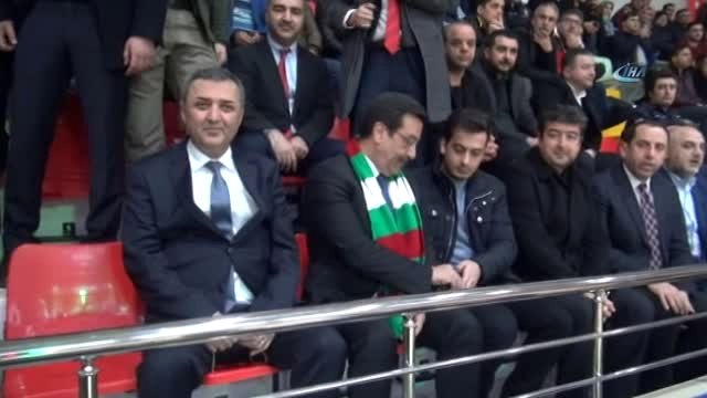 Eski Milli Futbolcular ve Sanatçılar, Gaffar Okkan'ın Ölüm Yıl Dönümünde Diyarbakır'da Futbol Oynadı