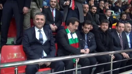 Eski Milli Futbolcular ve Sanatçılar, Gaffar Okkan'ın Ölüm Yıl Dönümünde Diyarbakır'da Futbol Oynadı