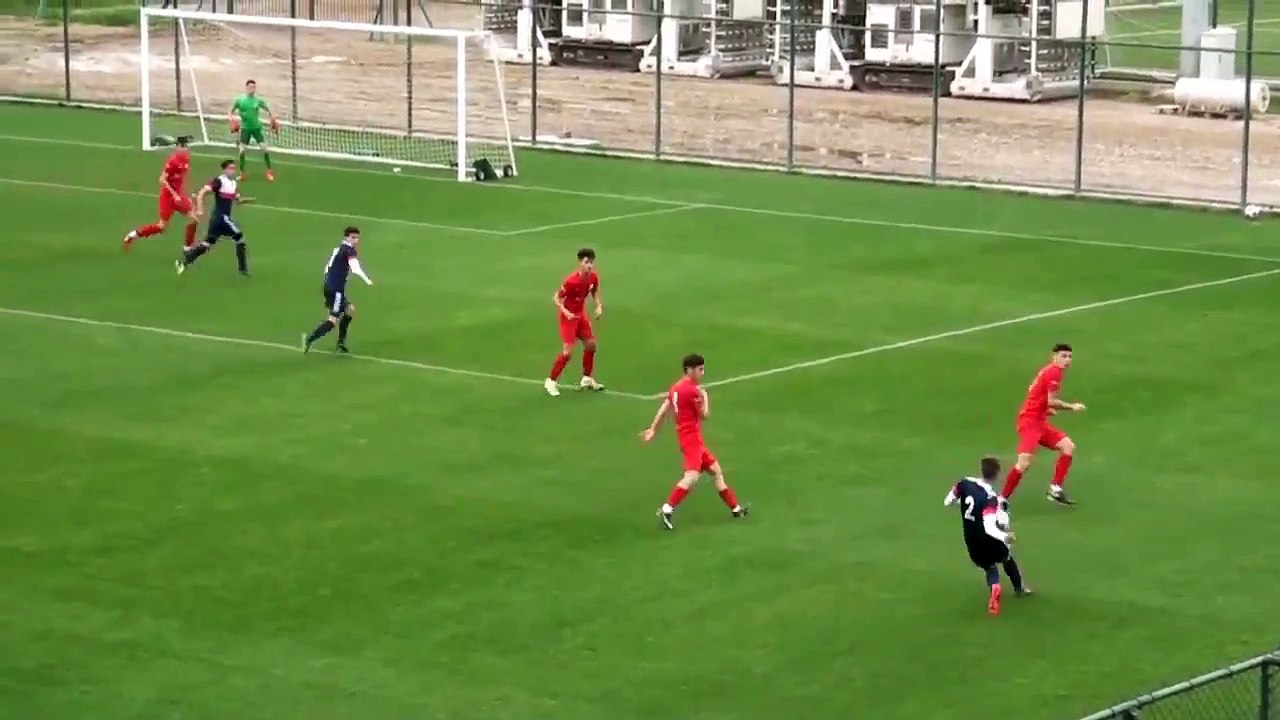 Un défenseur croit qu’il y a hors-jeu et provoque un penalty en prenant le ballon à la main, le tireur fait exprès de rater