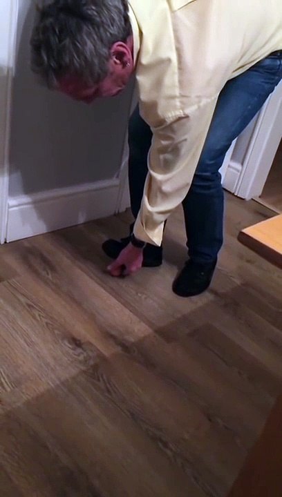 Il parie avec sa femme qu’il peut tenir debout...