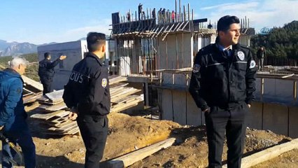 Milas’ta parasını alamayan işçiler çatıda eylem yaptı