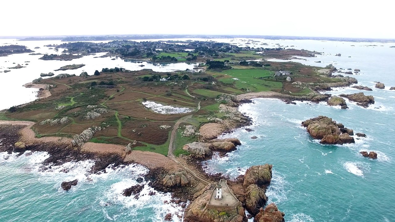 Drone DJI Phantom : vue du ciel à Noël de l'île de Bréhat
