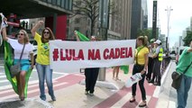 Manifestantes pedem prisão de Lula