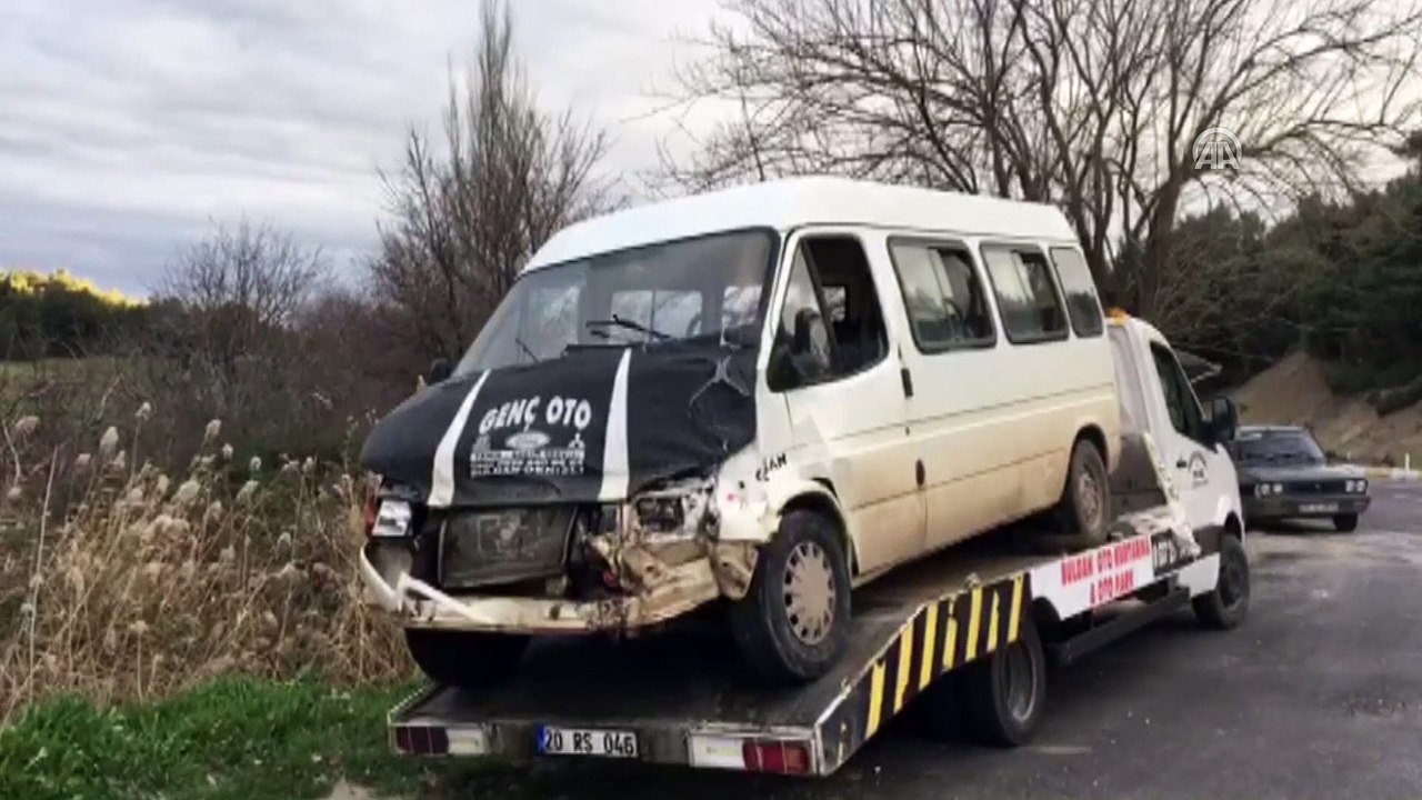 Minibüs ile kamyonet çarpıştı: 11 yaralı - DENİZLİ