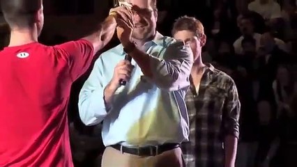 Ce membre du SWAT peut désarmer 2 personnes en même temps...