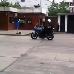 Un policier provoque un accident de moto