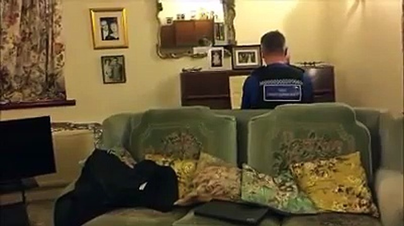 Pour réconforter une victime de vol, un policier lui joue du piano