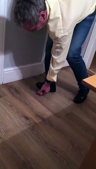 Bourré, il veut montrer à sa femme qu'il peut marcher sur un oeuf sans le casser