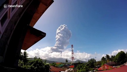 Gigantic ash plume from Philippine volcano caught on camera