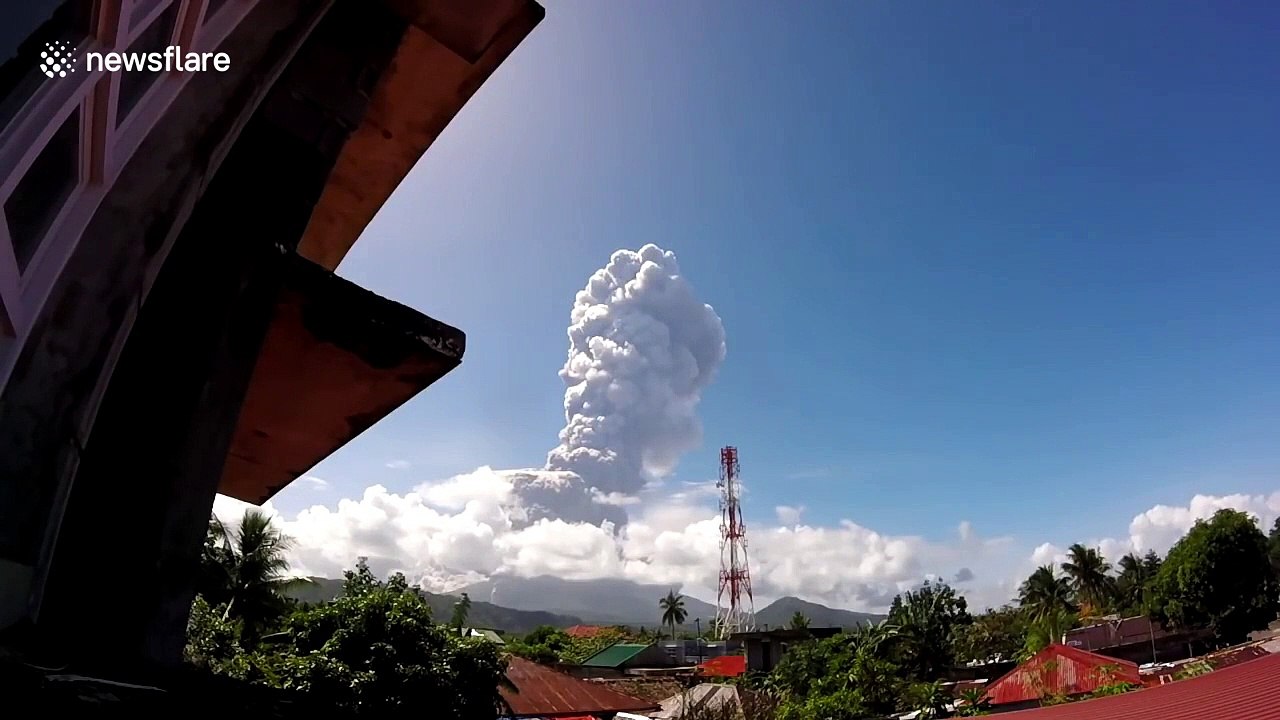 Gigantic ash plume from Philippine volcano caught on camera