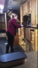 Elle pêche un poisson à travers le sol de son salon !