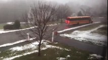 Ce bus d'école descend une rue en glissant en marche arrière sur le verglas !