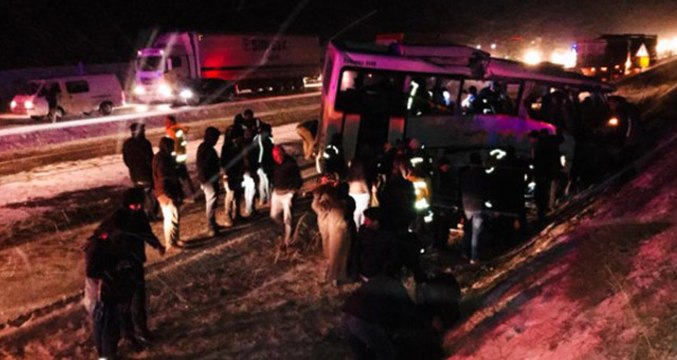 Konya'da Gizli Buzlanma Zincirleme Kazaya Neden Oldu: 19 Yaralı