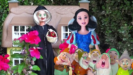 Story for Kids SNOW WHITE & THE 7 DWARFS - Kid-Friendly Fairy Tale With Disney Toys & Barbie Dolls