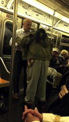 Cet homme courageux ne se laisse pas faire face à une racaille dans le métro de New York! Bravo