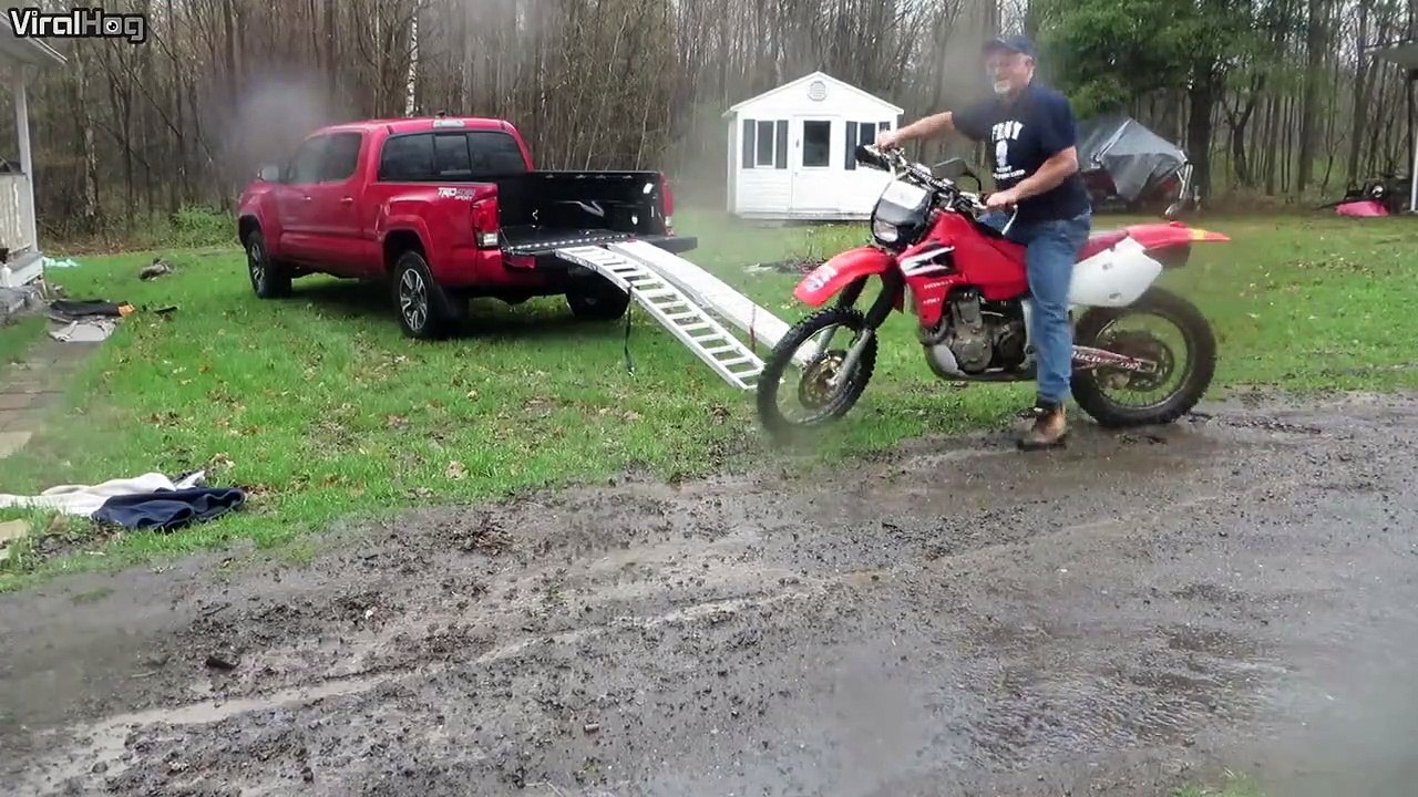 Il se rate complètement en chargeant sa moto sur le pick-up...  Enorme gamelle